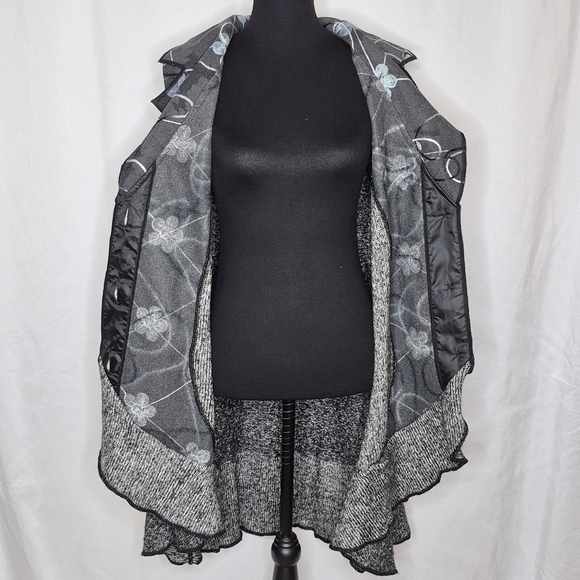 Sioni Studios Sleeveless Cardigan - Size XL - Picture 7 of 13